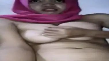 Cam Jilbab Pink Mandi Sambil Mainin Memek Pake Timun