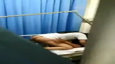 Gadis Cantik Goyang Atas Kasur Bareng Pacar