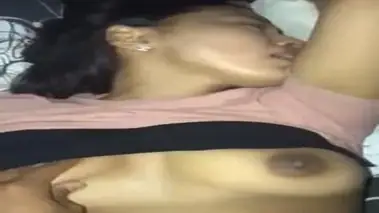 Gadis Cantik Pasrah Goyang Kasur Hot