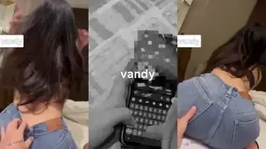 Gadis Cantik Pasrah Goyang Kasur Telepon