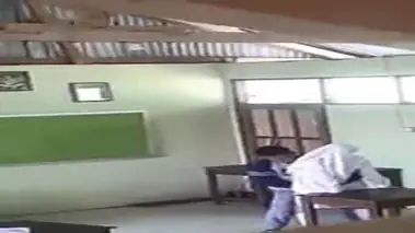 Gadis Siswi Cantik Pasrah Goyang Di Kelas
