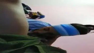 Perhatian Manis Gadis Bandana Biru Di Kamar