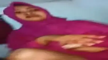 Ukhti Hijab Cantik Pasrah Goyang Atas Kasur