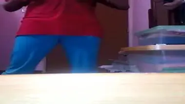 Ukhti Hijab Hitam Cantik Bersantai Di Kasur