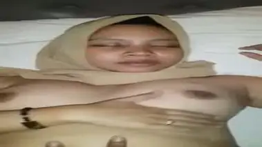 Ukhti Hijab Tante Semok Cantik Pasrah Kasur